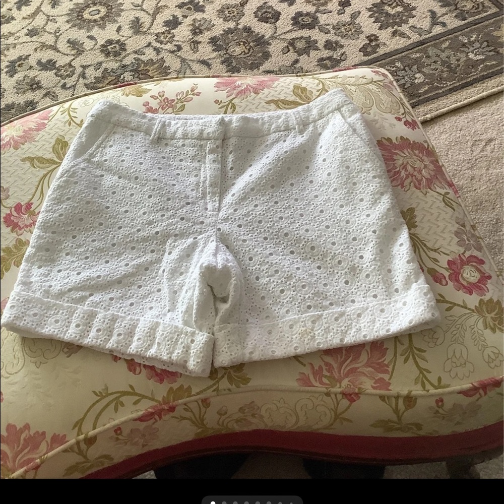 Liz Claiborne shorts white with embroidered look little holes size 6 goo…